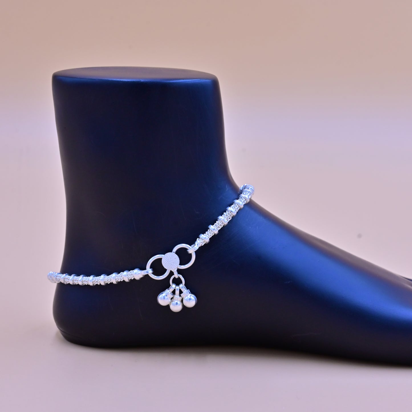 Silver Anklet with a Simple, Classic Style